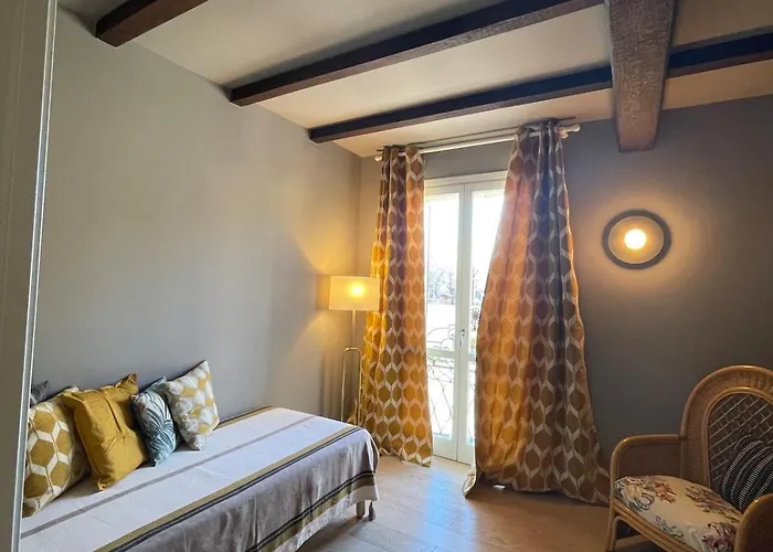 Design & Comfort In The Very Centre Of شقة *